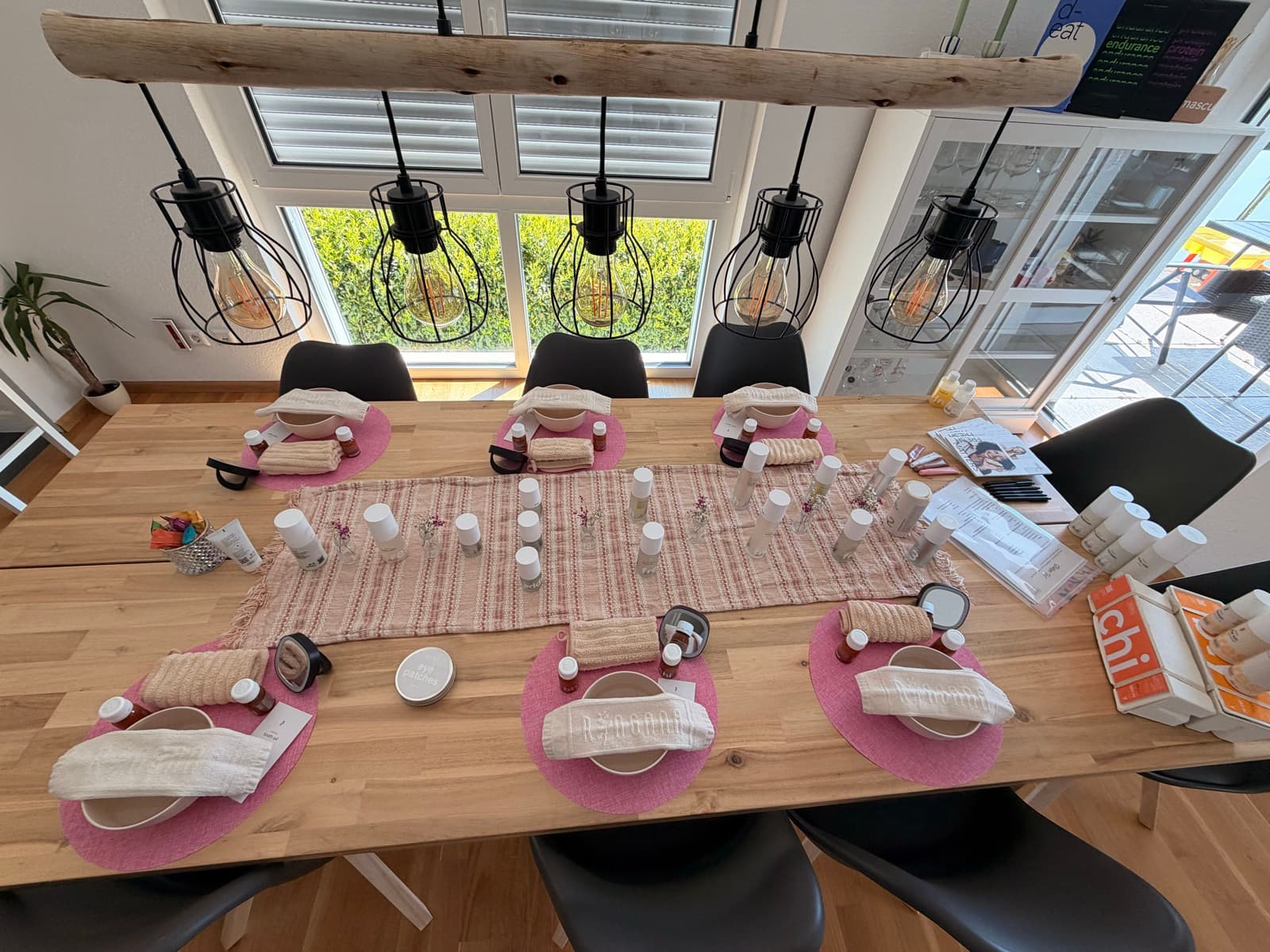 Liebevoll gedeckter Tisch für einen Verwöhnabend bei Angy zu Hause in Karlsruhe