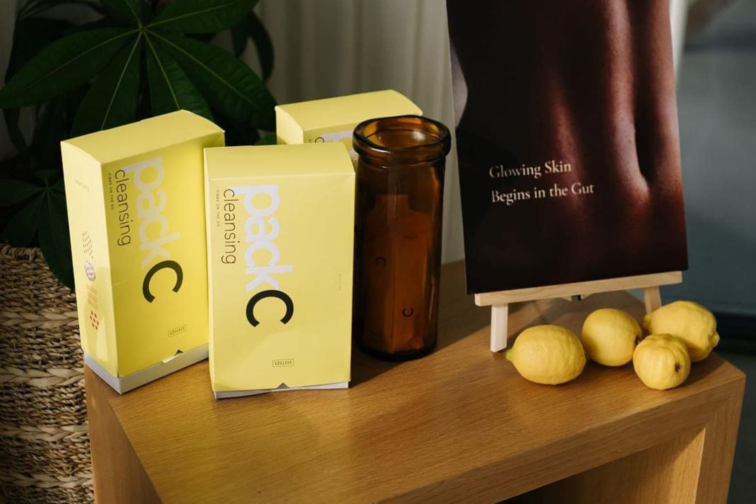 RINGANA pack C cleansing Packungen neben Trinkglas und Zitronen