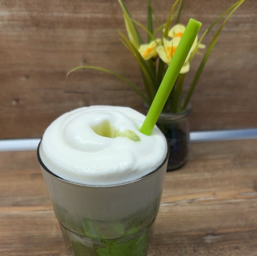Grüner Drink mit cremigem Schaum auf meinem Tisch, kleine Frische-Rituale gehören zu meinem Alltag