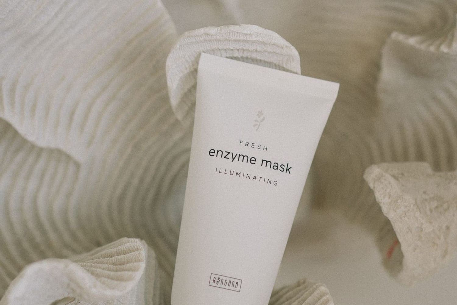RINGANA FRESH enzyme mask illuminating auf heller Korallenstruktur