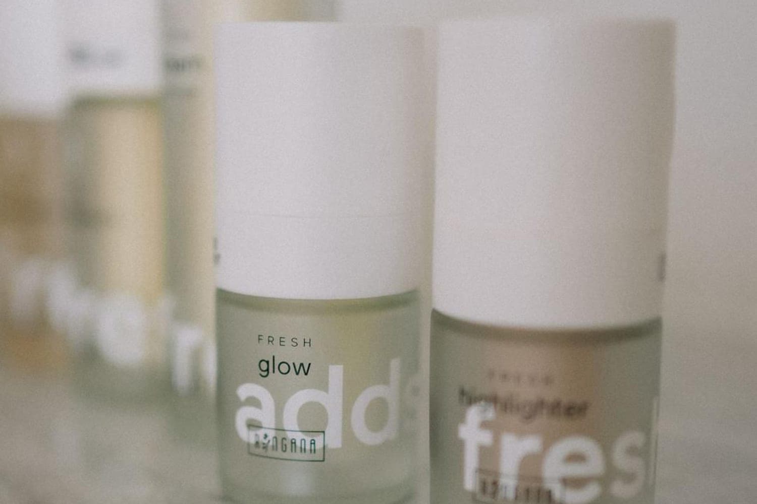 RINGANA FRESH glow add und FRESH highlighter mit Spiegelung auf Marmor