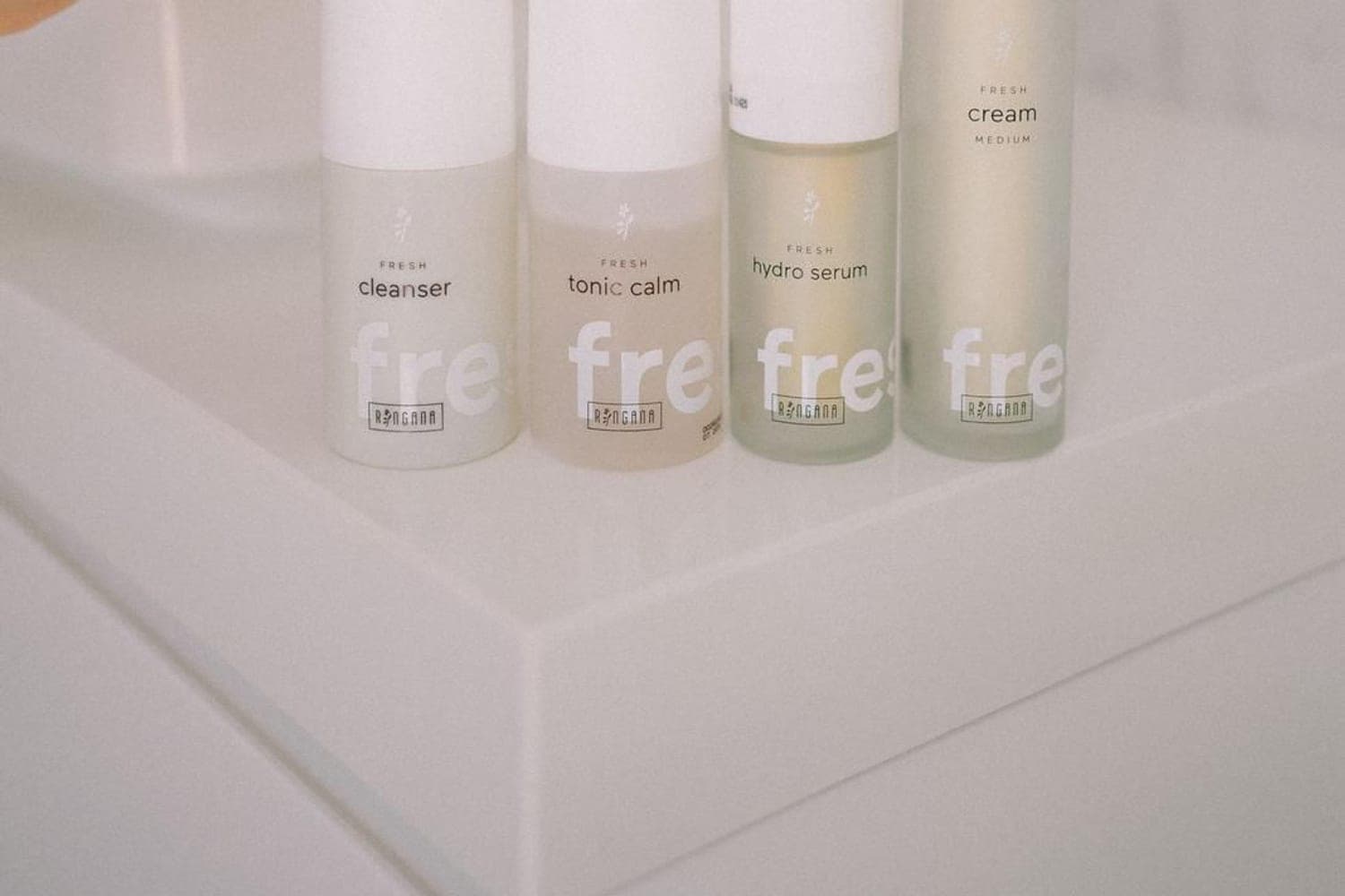 RINGANA FRESH cleanser, tonic calm, hydro serum und cream nebeneinander im Badezimmer