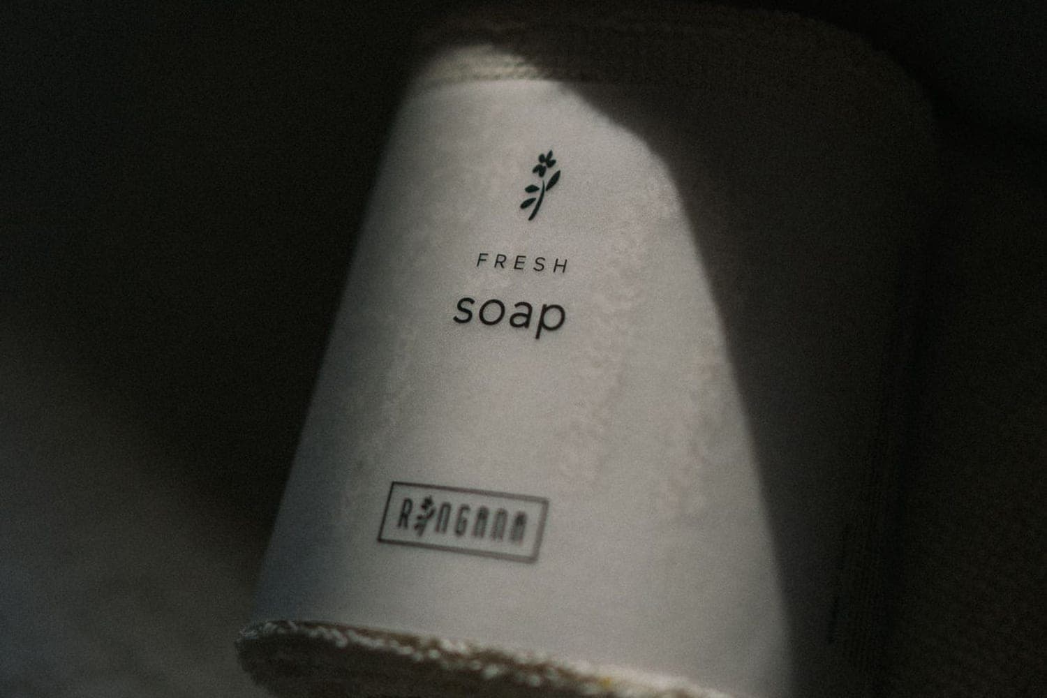 RINGANA FRESH soap mit sichtbarer Beschriftung auf dunklem Tuch