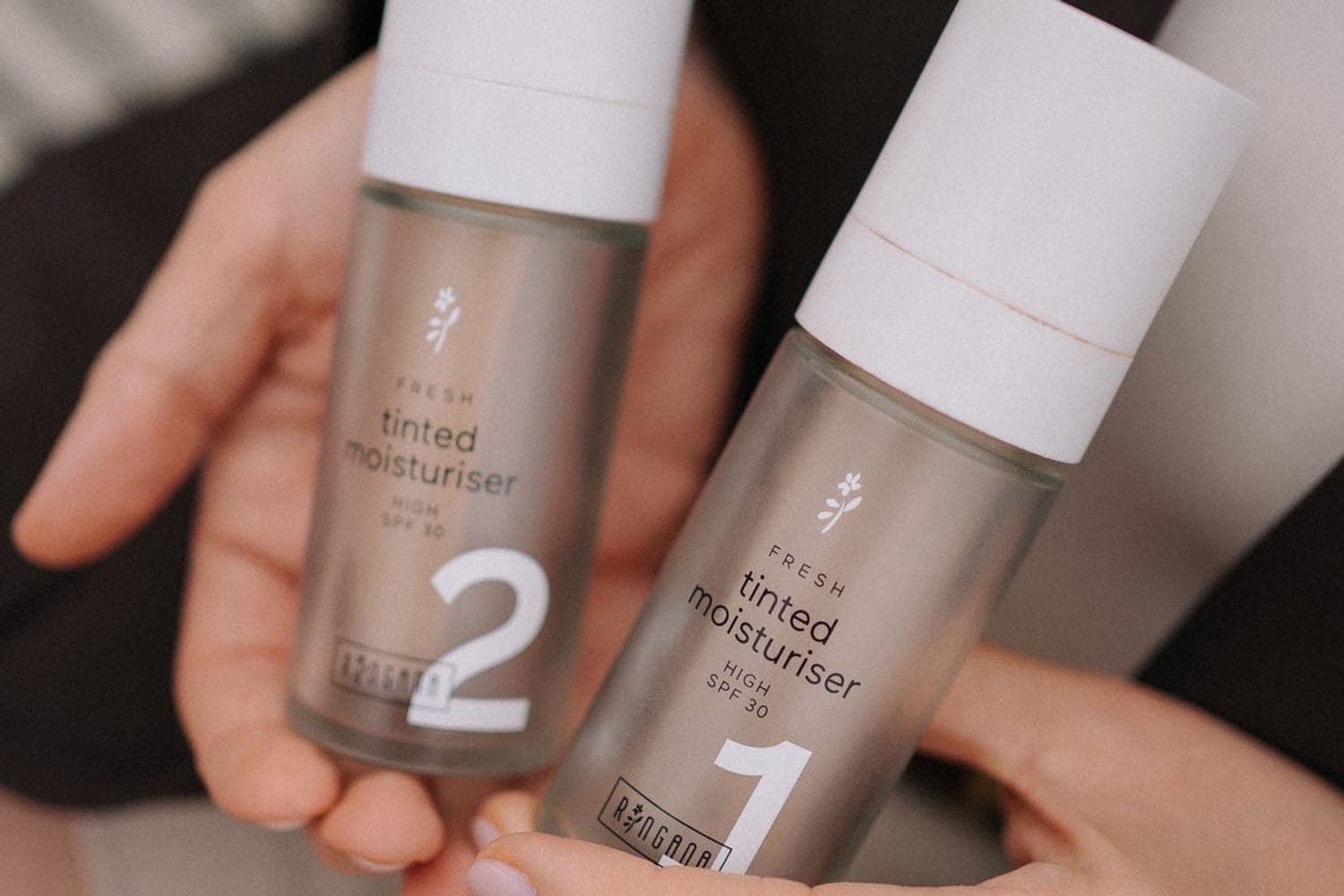 RINGANA FRESH tinted moisturiser SPF 30 in den Farbtoenen 1 und 2 in zwei Haenden